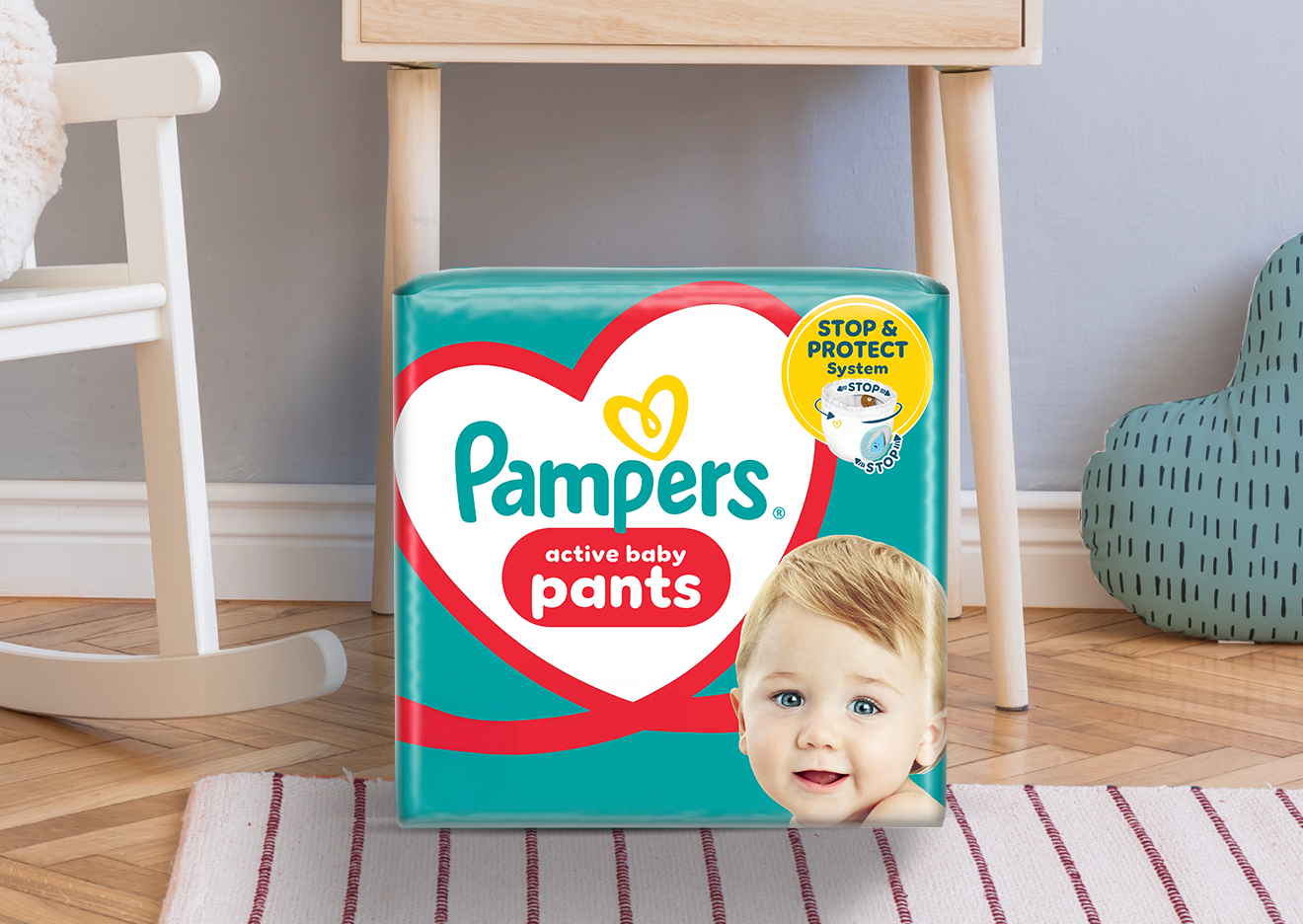 Interiorul unei camere de bebeluși în care se vede pătuțul și pachetul de Active Baby Pants.