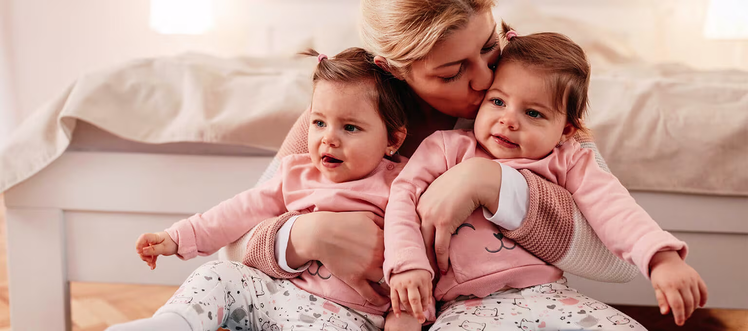 Une mère et ses vrais jumeaux