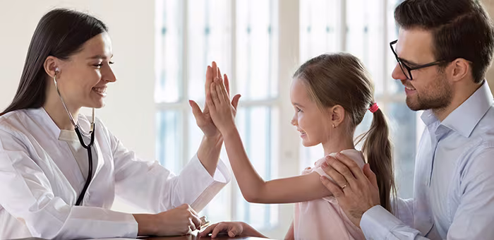 Pediatra con papá e hija