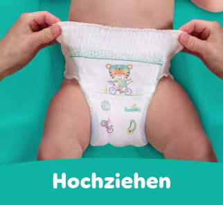 Hände ziehen die Pants hoch und verdeutlichen, dass die Pants mit einem Zug angezogen werden können.