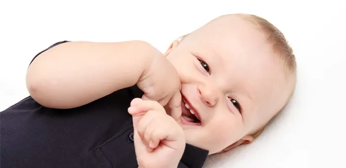 Criança com a mão na boca Criança com a mão na boca