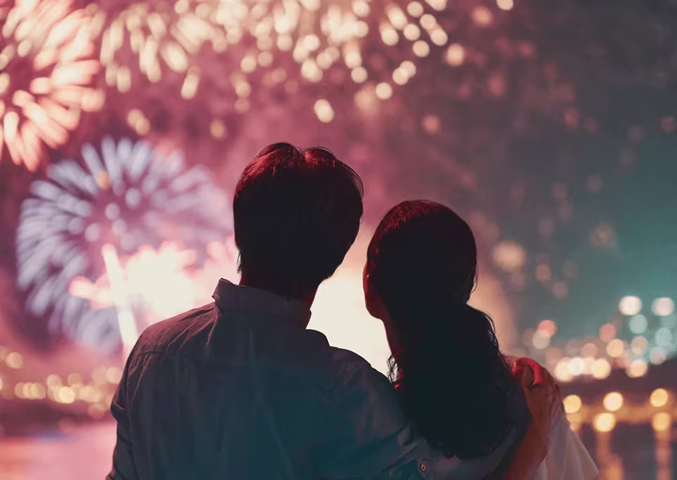 Pareja feliz con propósitos de año nuevo
