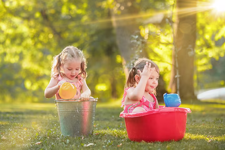 κοριτσάκια παίζουν μπουγέλο
