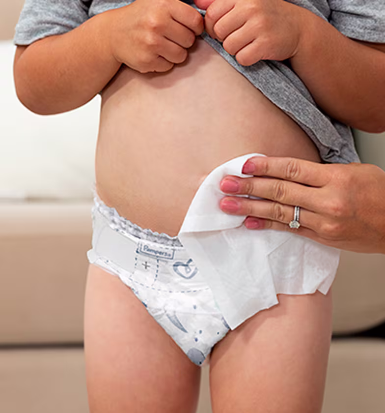 Mamãe limpando o bebê