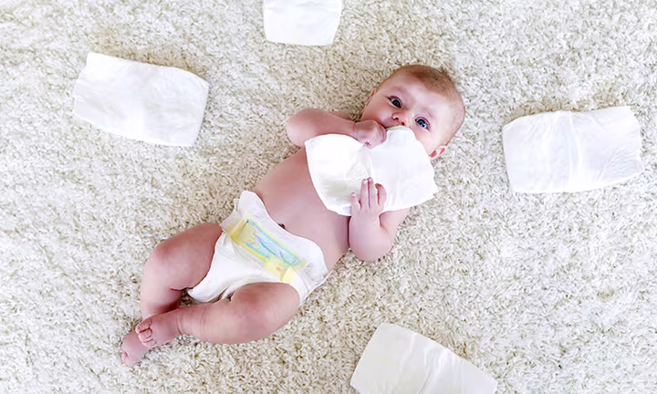 dziecko bawiące się pieluszkami