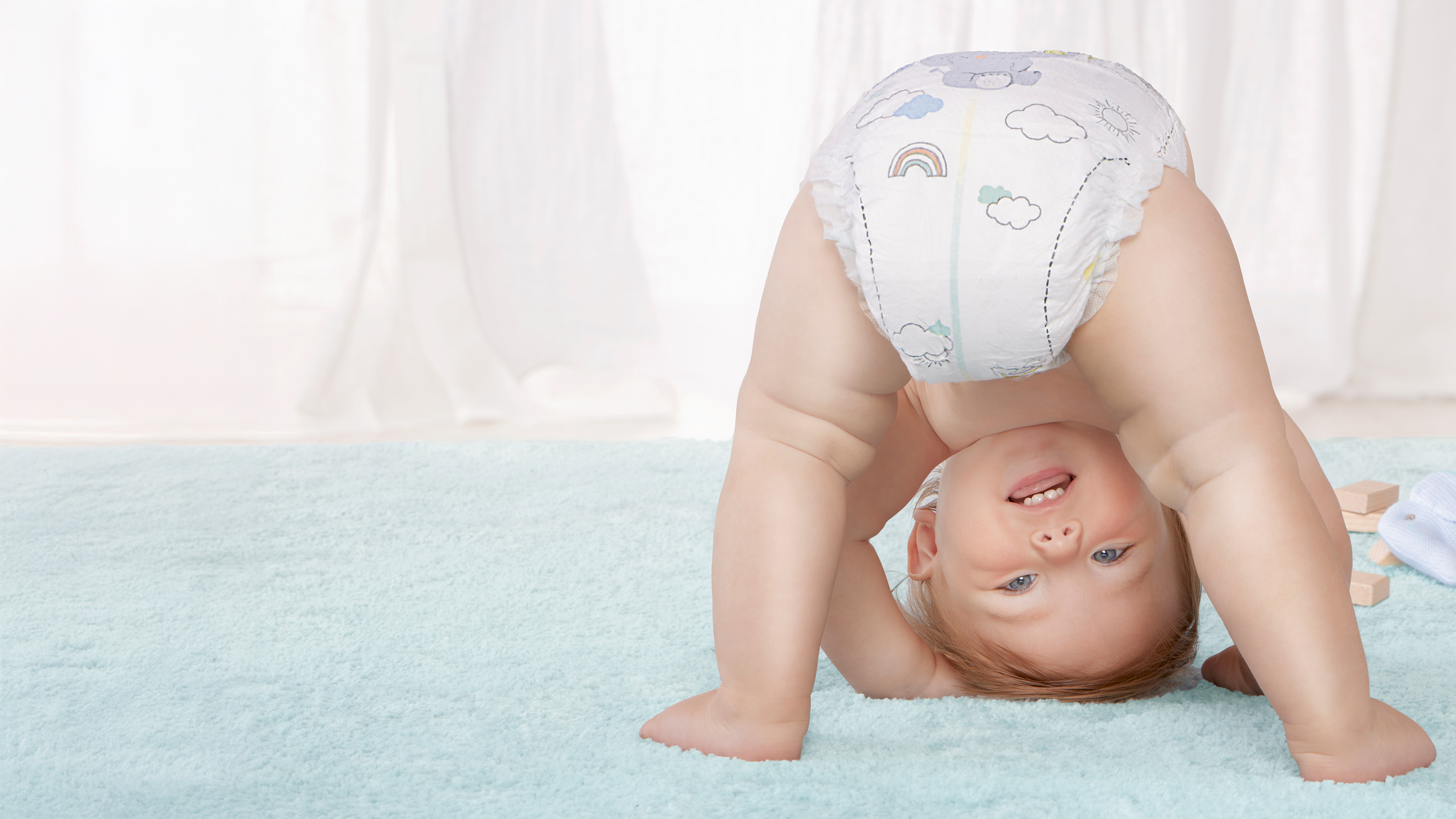 Boldog baba, aki fejjel lefelé néz, Pampers Premium Care pelenkát visel