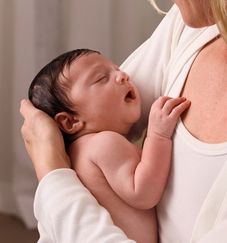 Mãe segurando a cabeça do recém-nascido. Mãe segurando a cabeça do recém-nascido.