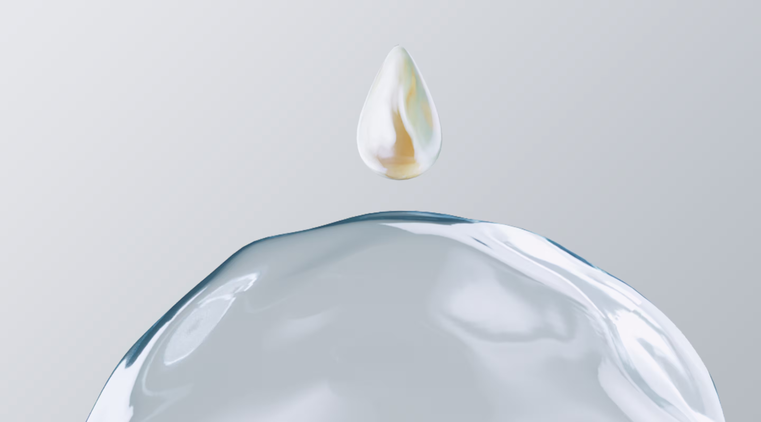 Ein glänzender, goldener Tropfen Lotion schwebt über einem klaren, reinen Tropfen Wasser.