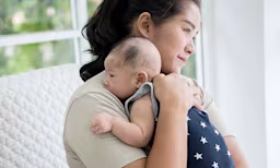 赤ちゃんのげっぷの出し方を学ぶ:どのくらいの間、ヒントと位置