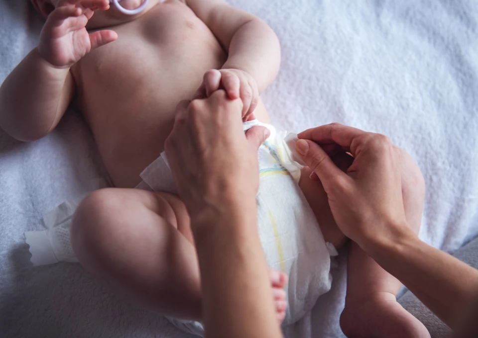 Bebé con pañal con sangre