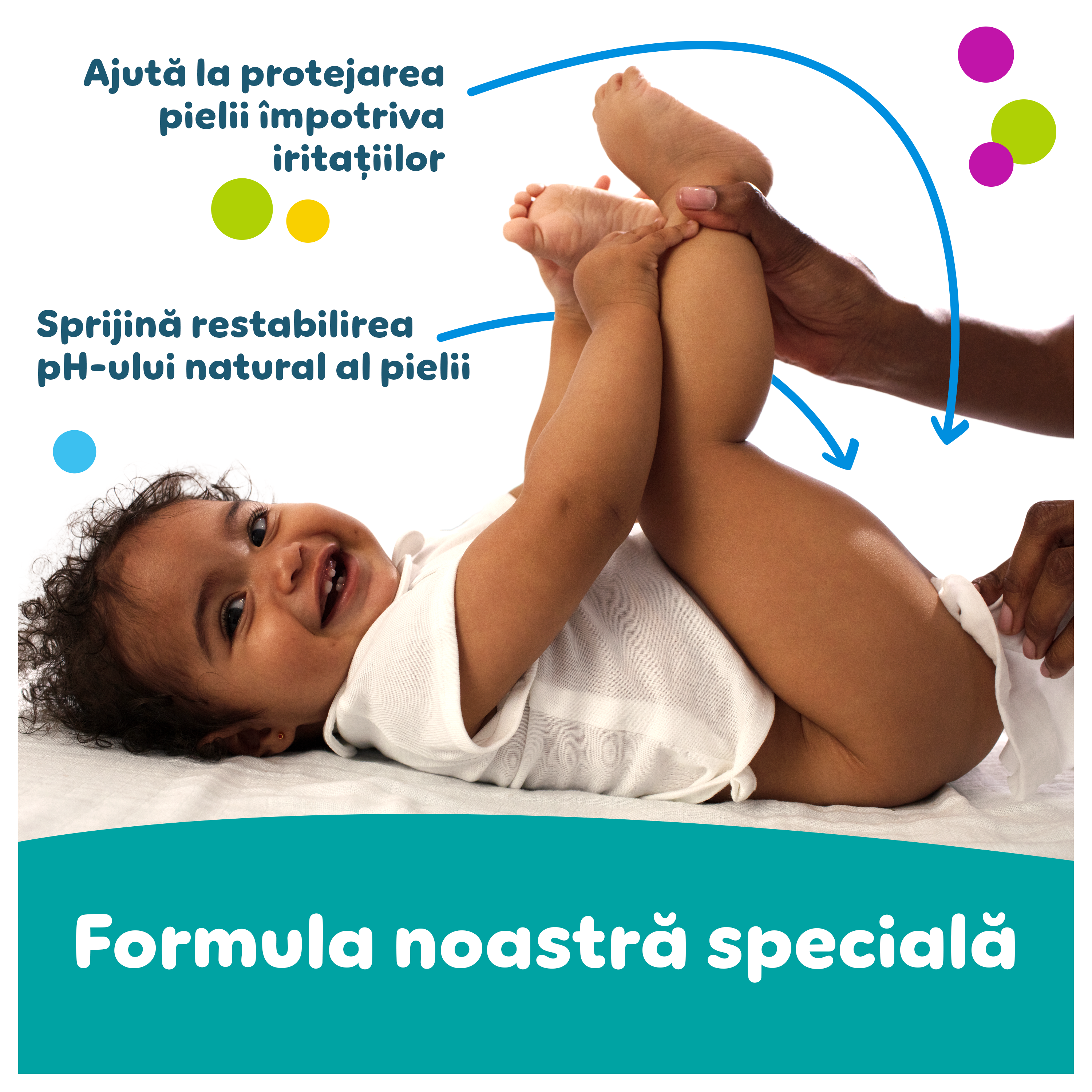 Un bebe stă întins pe spate, jucându-se și ținându-și picioarele. Textul subliniază că formula specială a șervețelelor umede Pampers Fresh Clean ajută la protejarea pielii delicate împotriva iritațiilor și la restabilirea nivelului natural de pH.