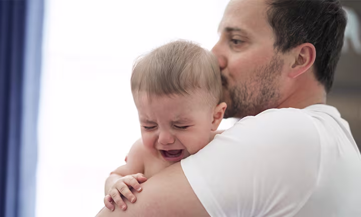 Bébé constipé en pleurs