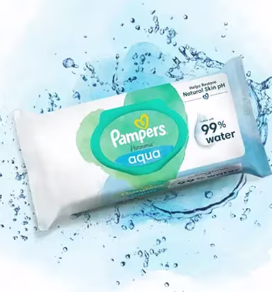 Et nærbilde av en pakke Pampers Harmonie Aqua babyservietter. pipeline Et nærbilde av en pakke Pampers Harmonie Aqua babyservietter. pipeline
