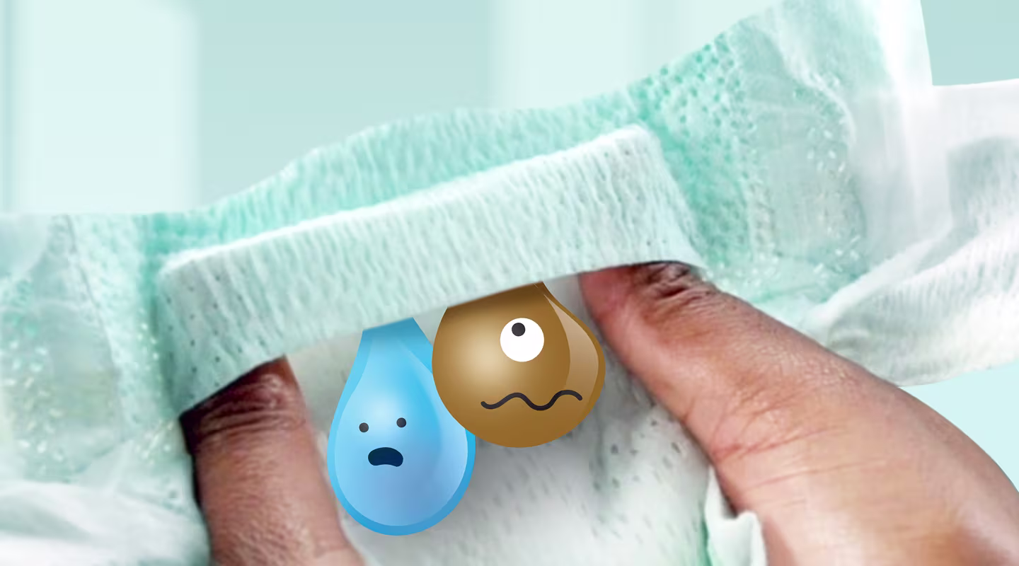 Een close-up toont twee handen die voorzichtig een Pampers-luier uittrekken, waardoor het Stop & Protection-zakje zichtbaar wordt.