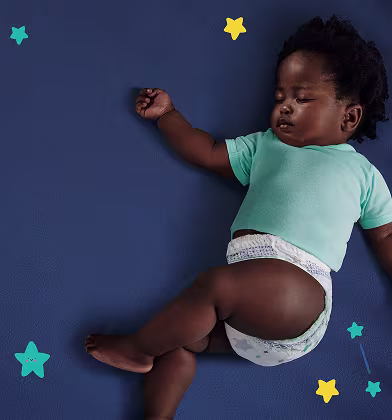 Dziecko ubrane w jasnoniebieską koszulkę i pieluszkę Pampers spokojnie śpi na ciemnoniebieskiej powierzchni.