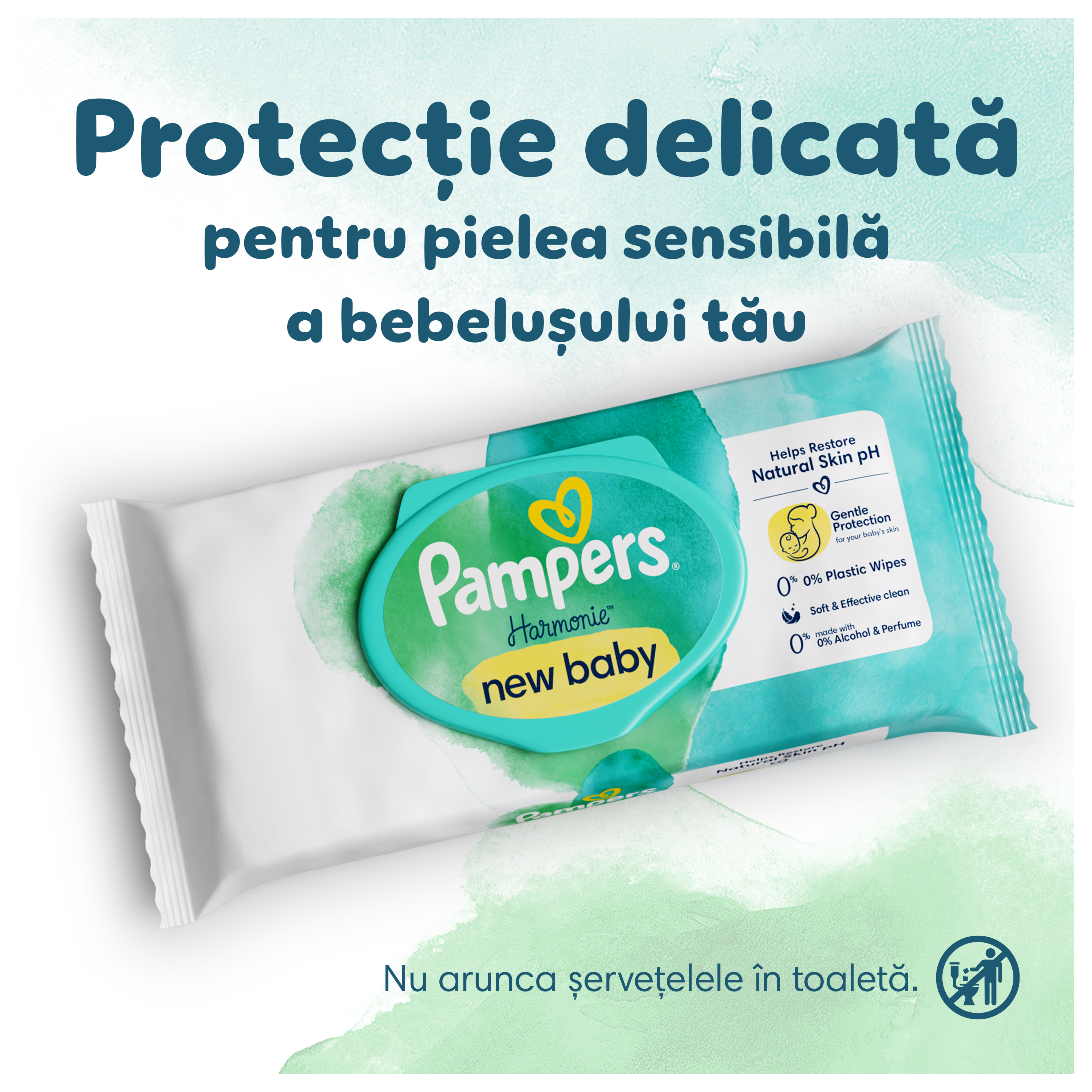 Un pachet de șervețele umede Pampers Harmonie New Baby este așezat pe un fundal în nuanțe de teal deschis și verde. Textul subliniază că șervețelele oferă protecție delicată pentru pielea bebelușului și reamintește că acestea nu trebuie aruncate la toaletă, ci în coșul de gunoi.