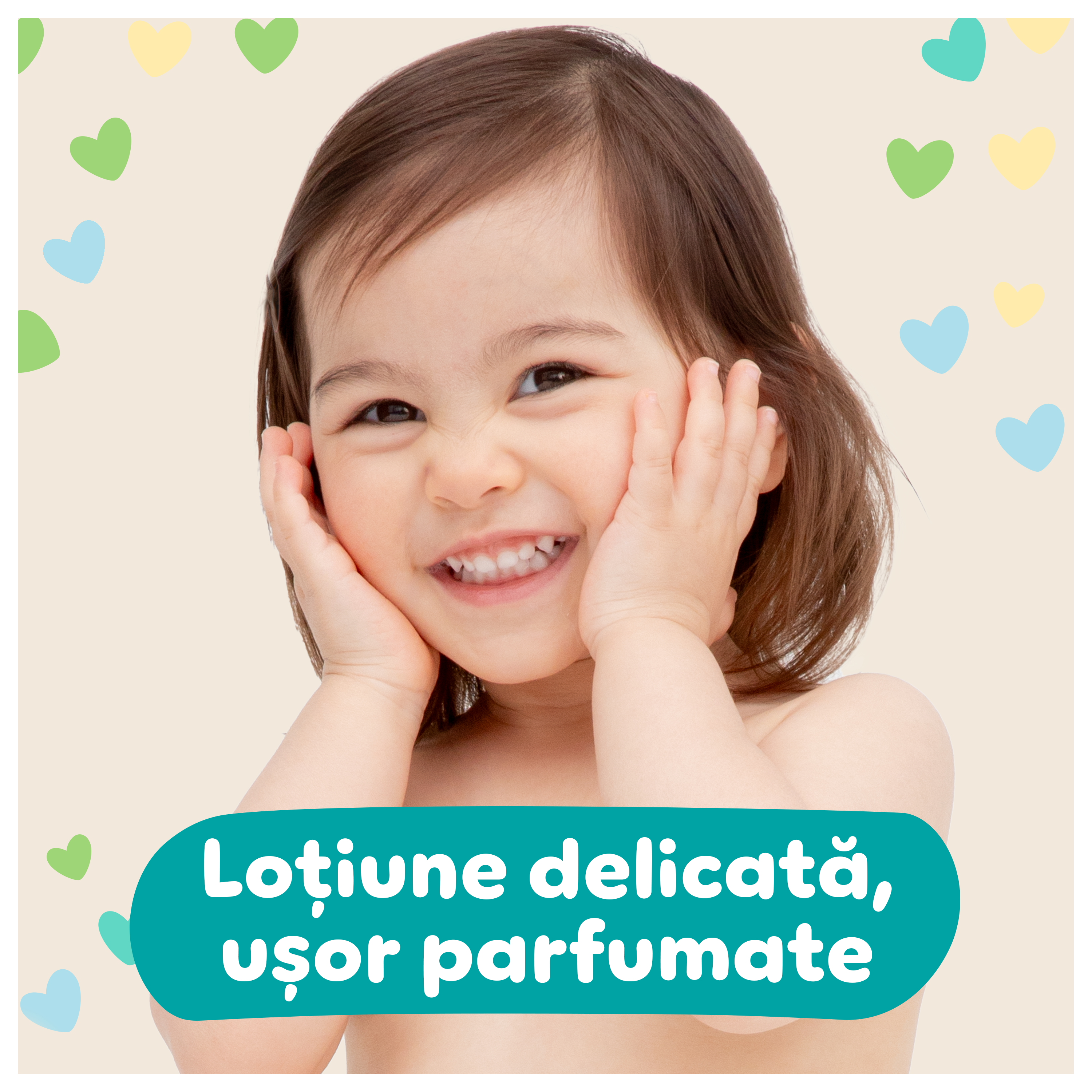 O fetiță care zâmbește și ține mânuțele pe obraji. Pe imagine apare textul „Loțiune delicată, ușor parfumate”.