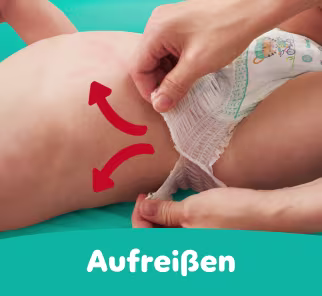 Hände reißen die Seitenbündchen der Pants auf und verdeutlichen das einfache Ausziehen.