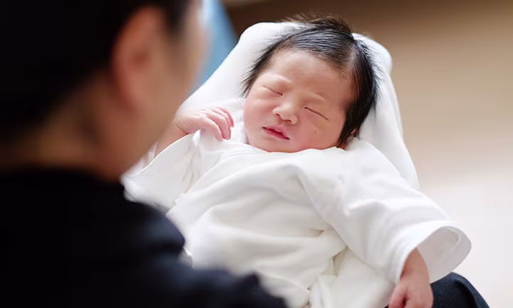 生後、間もない赤ちゃん 
