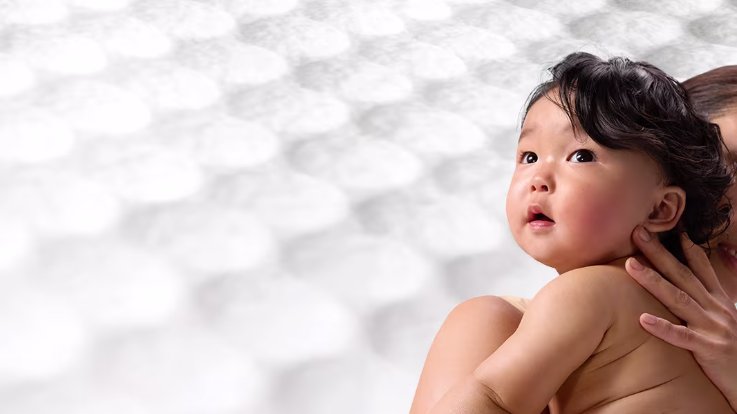 Μωράκι στην αγκαλιά της μητέρας του