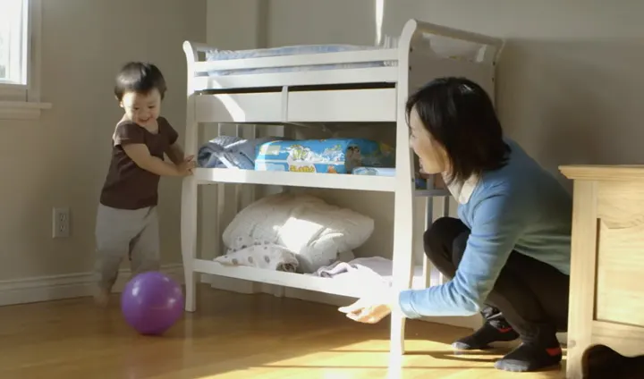 Playing with children who have started walking
