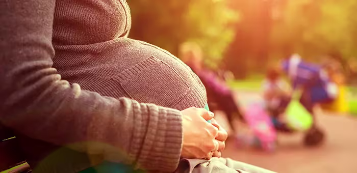 Mulher grávida com a mãe na barriga