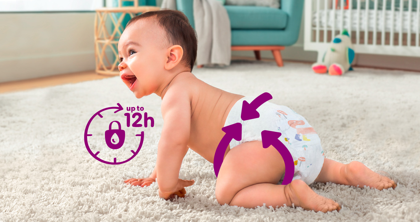 Un bebeluș merge de-a bușilea și poartă scutec Premium Care. În imagine se arată prin săgeți că scutecul oferă 100% protecție împotriva scurgerilor.