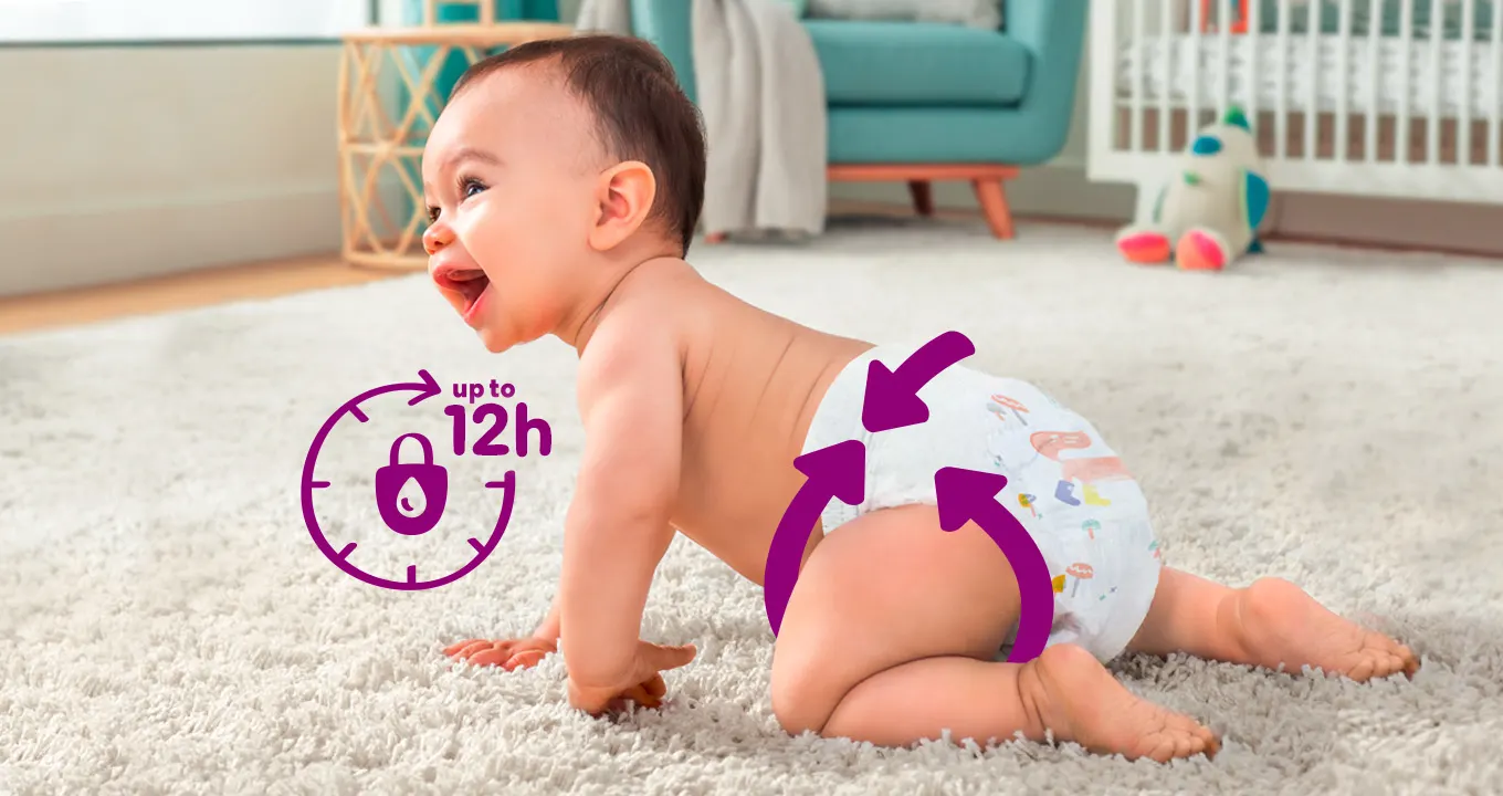 Un bebeluș merge de-a bușilea și poartă scutec Premium Care. În imagine se arată prin săgeți că scutecul oferă 100% protecție împotriva scurgerilor.