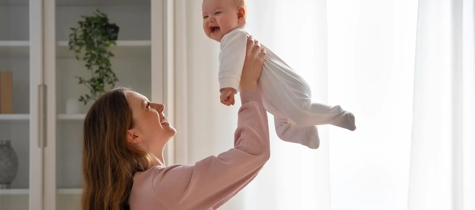 Bebé con pañal tipo pantaloncito