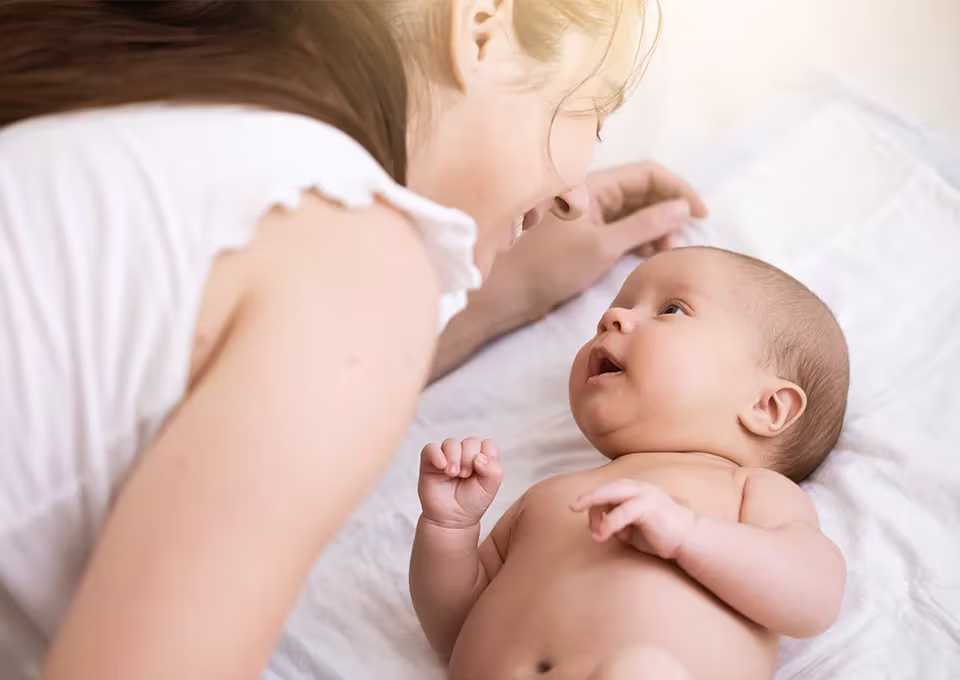 Madre enseñando a bebé sus primeras palabras Madre enseñando a bebé sus primeras palabras
