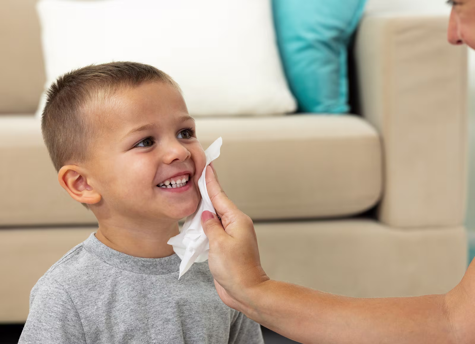 Mamãe limpando o bebê