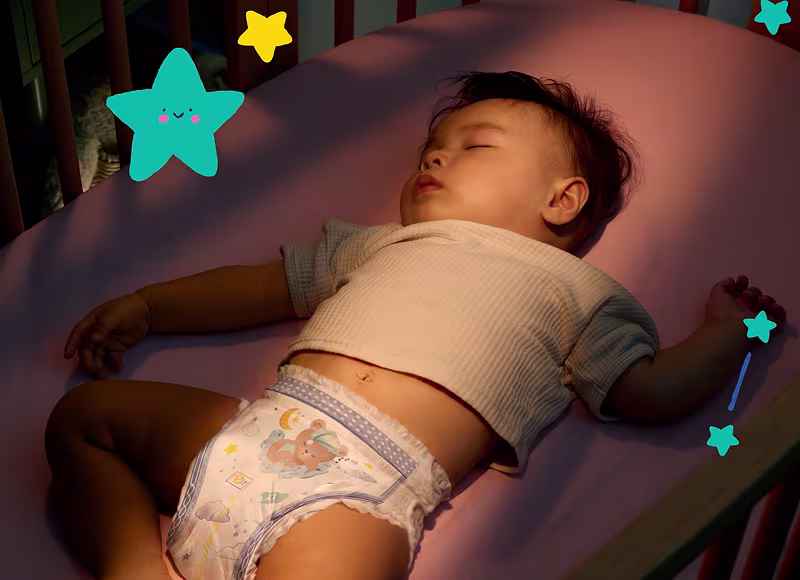 Un copil îmbrăcat într-un tricou albastru deschis, purtând un scutec Pampers, doarme liniștit pe o suprafață albastru închis. Un copil îmbrăcat într-un tricou albastru deschis, purtând un scutec Pampers, doarme liniștit pe o suprafață albastru închis.