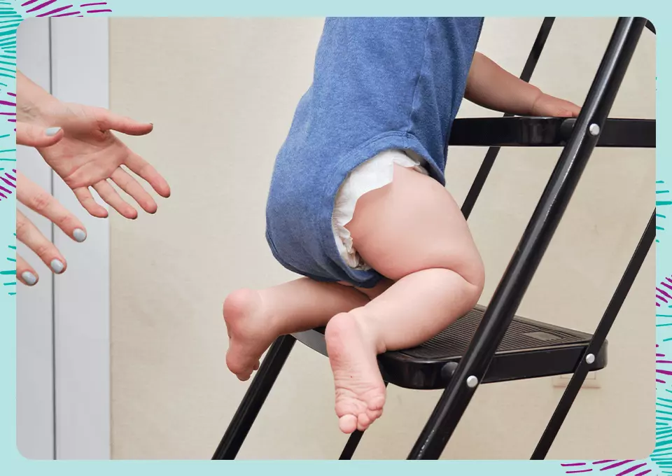 Bebé subiendo escalera. Prevención de accidentes para niños