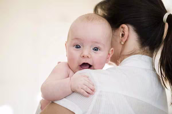 ¿Qué hacer con la erupción roja del cuello de mi hijo?
