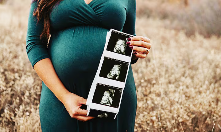 utiliser les photos de première échographie pour annoncer la grossesse