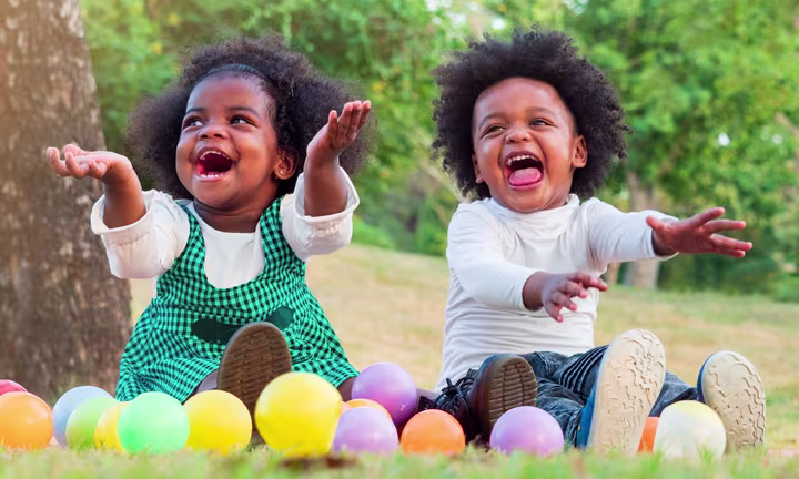 Zwei Kinder spielen zusammen beim Kindergeburtstag