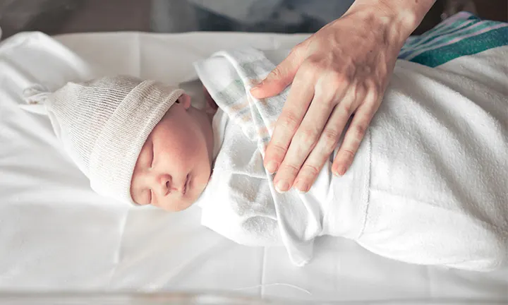 L’emmaillotage de bébé étape par étape