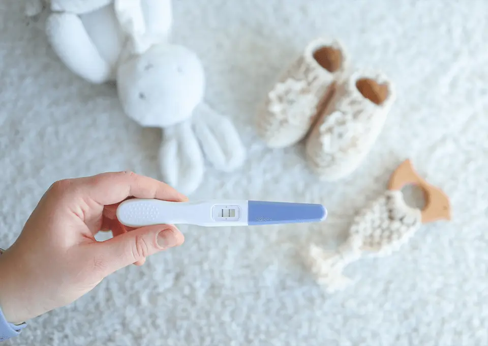 Mujer revisando test de embarazo