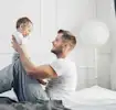 Un padre jugando con su bebé