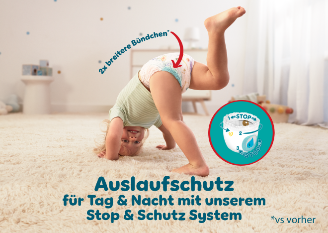 Lachendes Baby mit Pampers Baby-Dry Pants