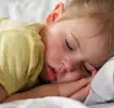 crianças pequenas dormindo