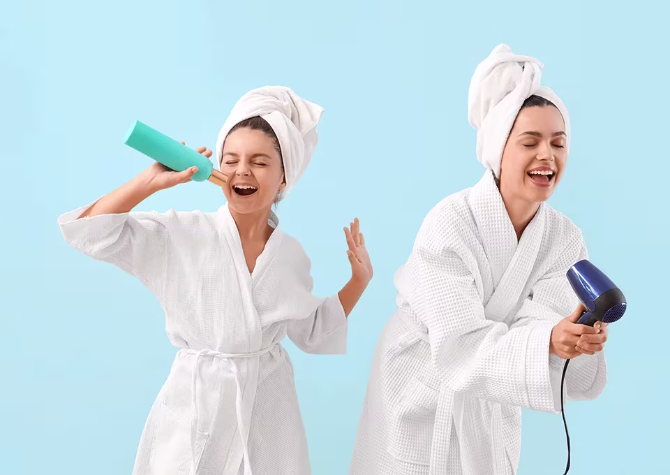 Mamá e hija cantando canciones para mamá