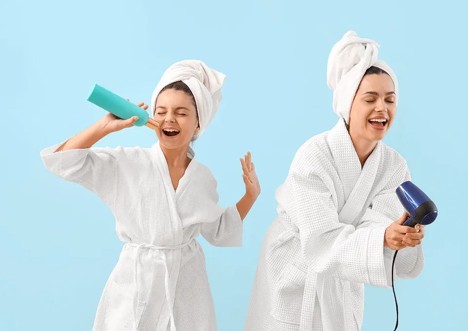 Mamá e hija cantando canciones para mamá