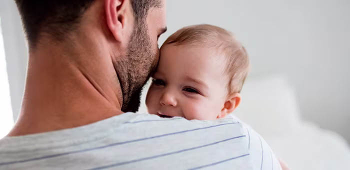Pai com o filho recém-nascido