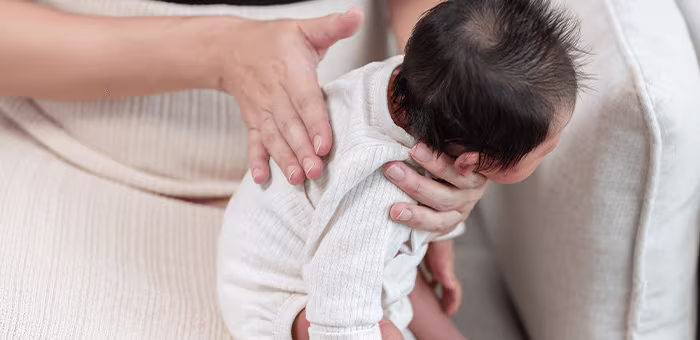 Mamá quitando hipo a su guagua
