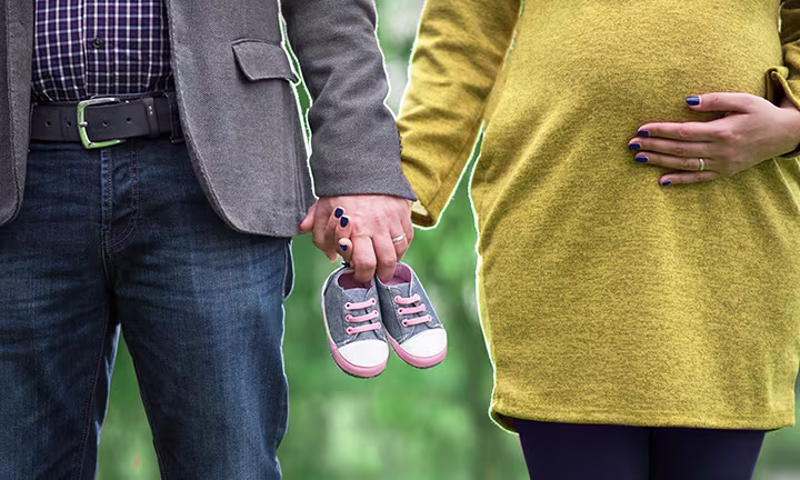 Les chaussures de bébé à la main