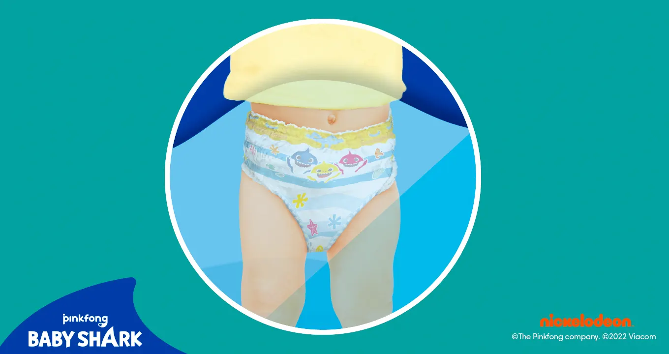 Afbeelding van een baby in water die een Pampers Splashers Baby Shark zwemluier draagt