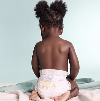 En baby bakifrån som bär en Premium Protection blöja