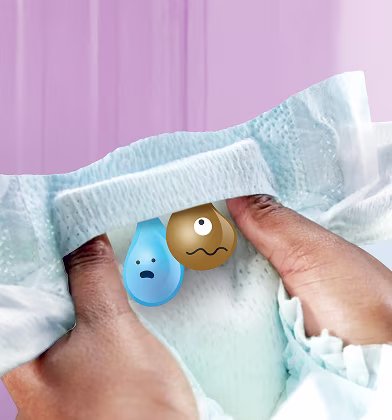 Un primer plano muestra dos manos separando suavemente un pañal Dodot, revelando el bolsillo Stop & Protect.