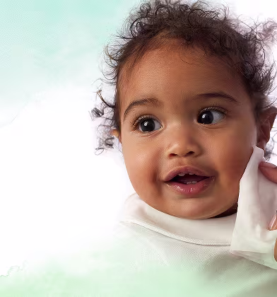 Κοντινό πλάνο στο πρόσωπο του μωρού, καθώς ένα χέρι σκουπίζει απαλά το μάγουλό του με το μαντηλάκι Pampers Harmonie New Baby. Κοντινό πλάνο στο πρόσωπο του μωρού, καθώς ένα χέρι σκουπίζει απαλά το μάγουλό του με το μαντηλάκι Pampers Harmonie New Baby.